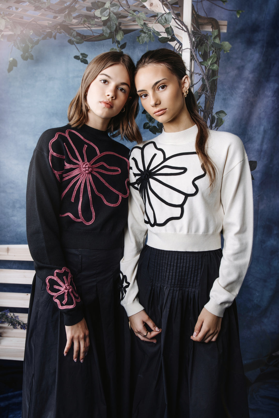HKN842-CABLE EMBOIDERED FLOWER KNIT-IVORY