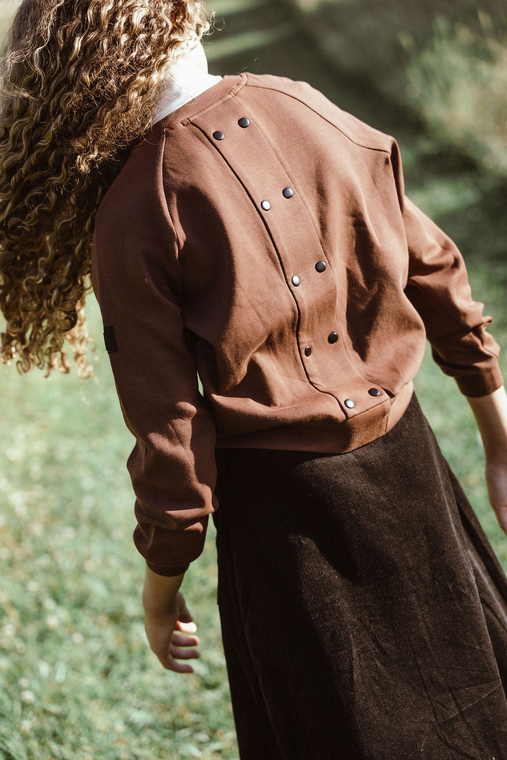 D928 BACK SNAPS DETAIL TOP-BROWN