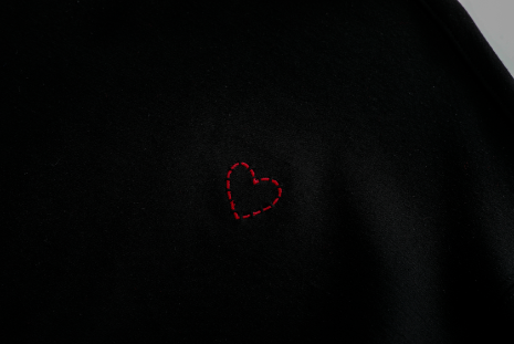 TEEN SWEAT WITH HEART ICON-BLACK