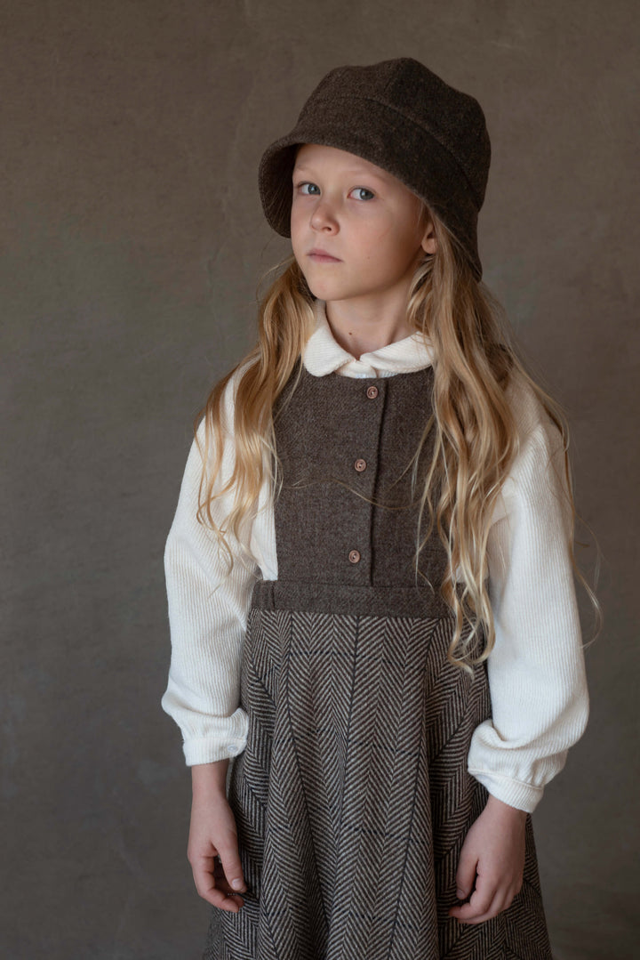 Mod.42.4 Brown woollen dress with bib