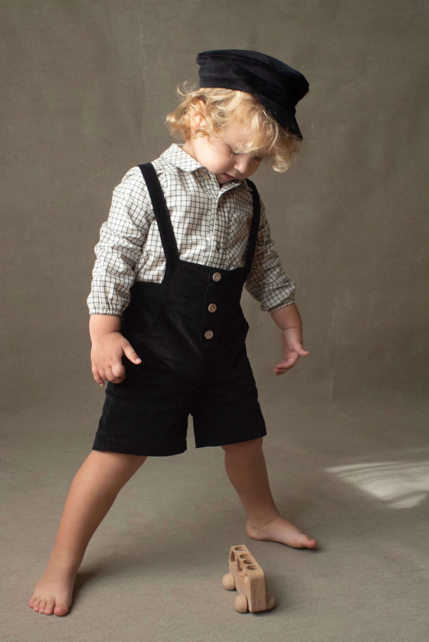 9.6-BLACK SHORT DUNGAREES W/STRAPS