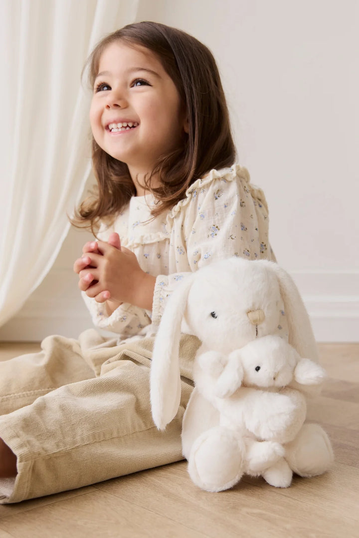 S104010990 Snuggle Bunnies - Frankie the Hugging Bunny - Marshmallow